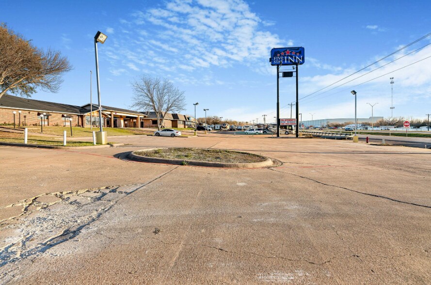More Photos Of 2701 S Burleson Blvd, Burleson Hotel For Sale