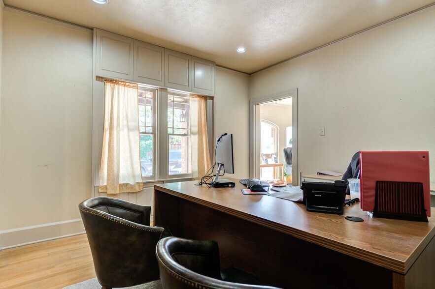 More Photos Of 2124 Broadway St, Lubbock Office For Sale