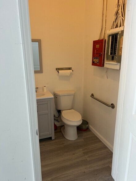 More Photos Of 1256-1266 Waverly Ave, Farmingville Freestanding For Lease