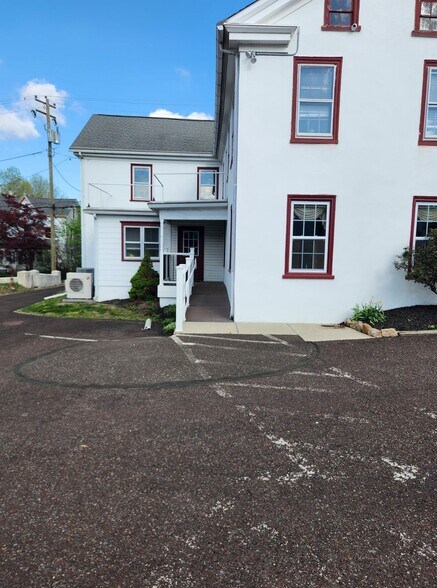 More Photos Of 46 Hilltown Pike, Line Lexington Office For Sale