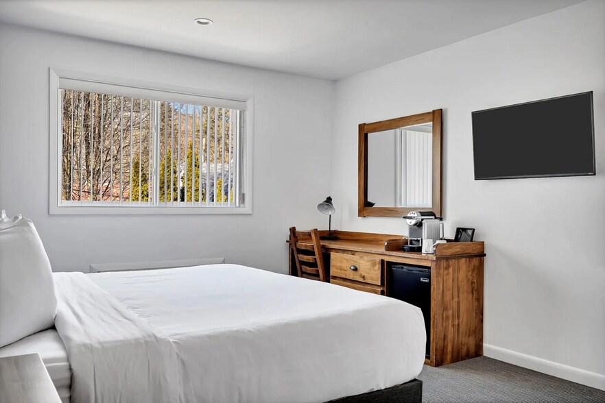 More Photos Of 12 McGillis Ave, Lake George Hotel For Sale