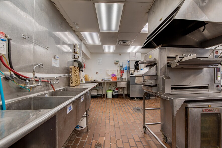 More Photos Of 2209 Circle Dr W, Spirit Lake Fast Food For Lease