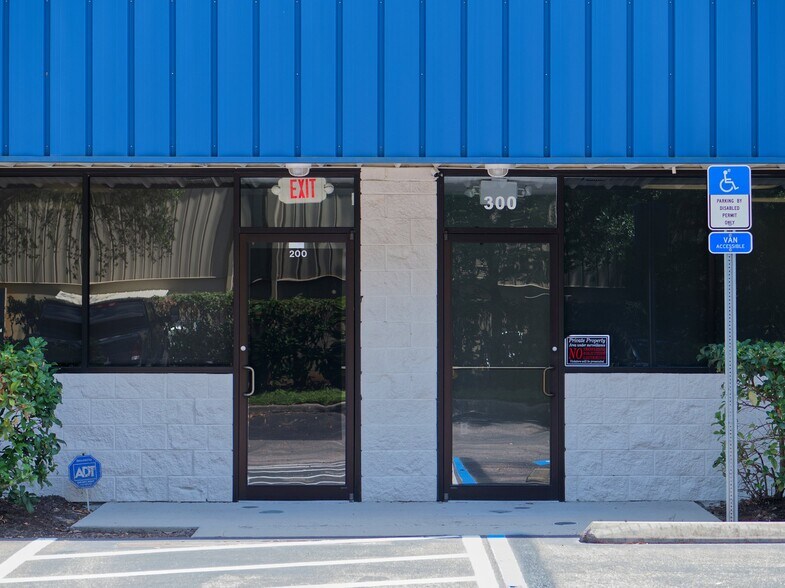 More Photos Of 402 Chairman Ct, DeBary Warehouse For Lease