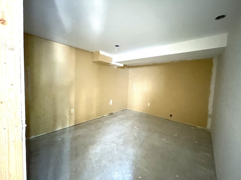 More Photos Of 205 Brooklea Dr, Fayetteville Office Residential For Sale