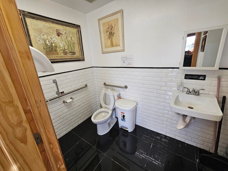 More Photos Of 96-104 Mineola Ave, Roslyn Heights Storefront Retail Office For Lease