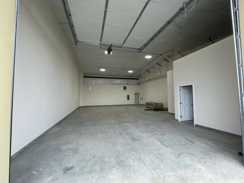 More Photos Of 904 E Russell St, Fayetteville Light Distribution For Lease