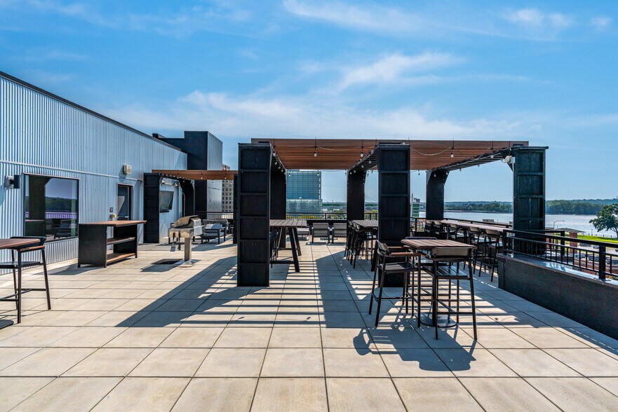 More Photos Of 400 W River Dr, Davenport Apartments For Sale