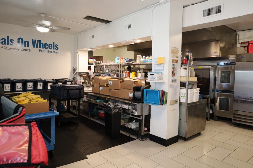 More Photos Of 2211 N Dixie Hwy, Lake Worth Freestanding For Sale