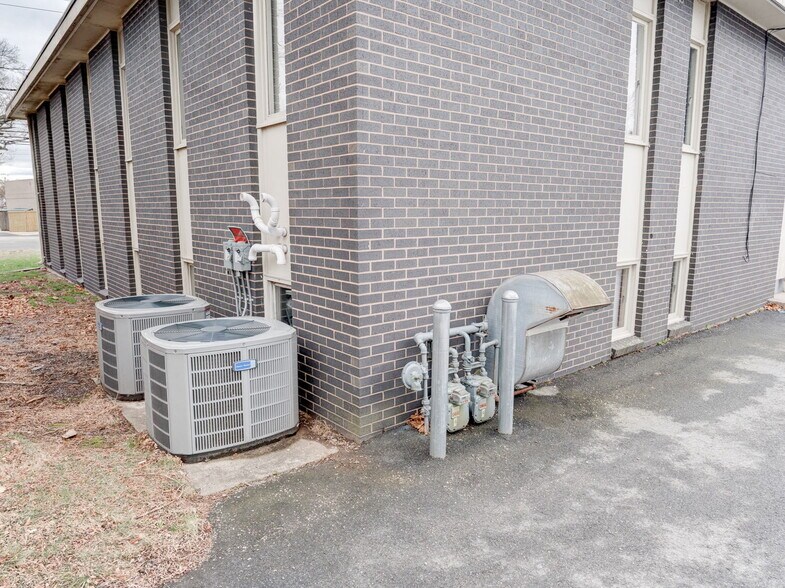 More Photos Of 21 Middle Tpke E, Manchester Medical For Sale