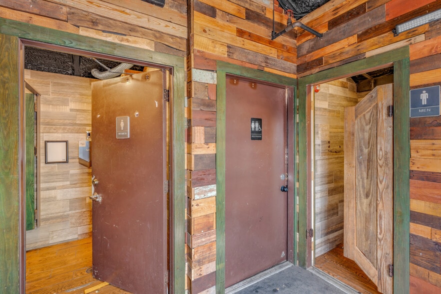 More Photos Of 135 Duval St, Key West Bar For Lease