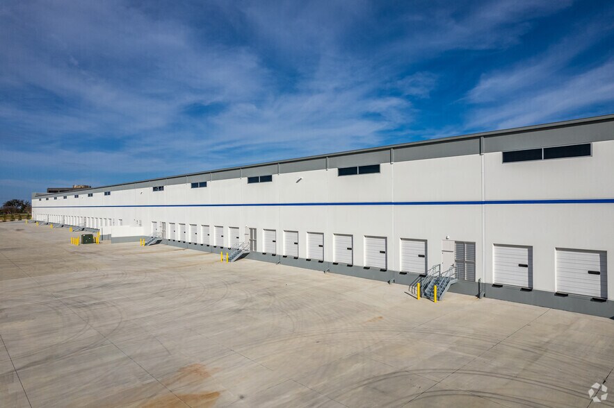 More Photos Of 2201 Chemsearch Blvd, Irving Warehouse For Lease