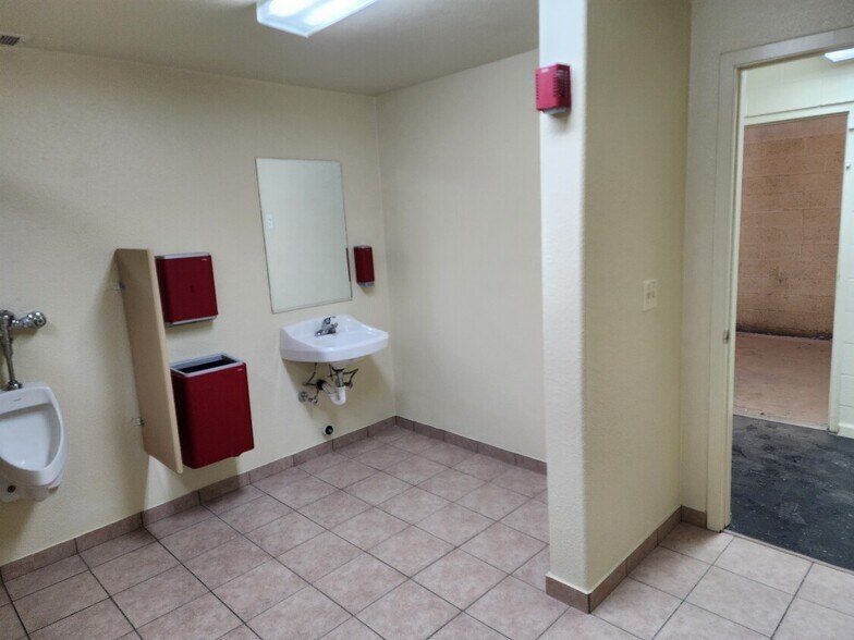 More Photos Of 1515 E Tulare Ave, Tulare Flex For Lease