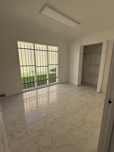 More Photos Of 10932 Katy Fwy, Houston Office For Lease