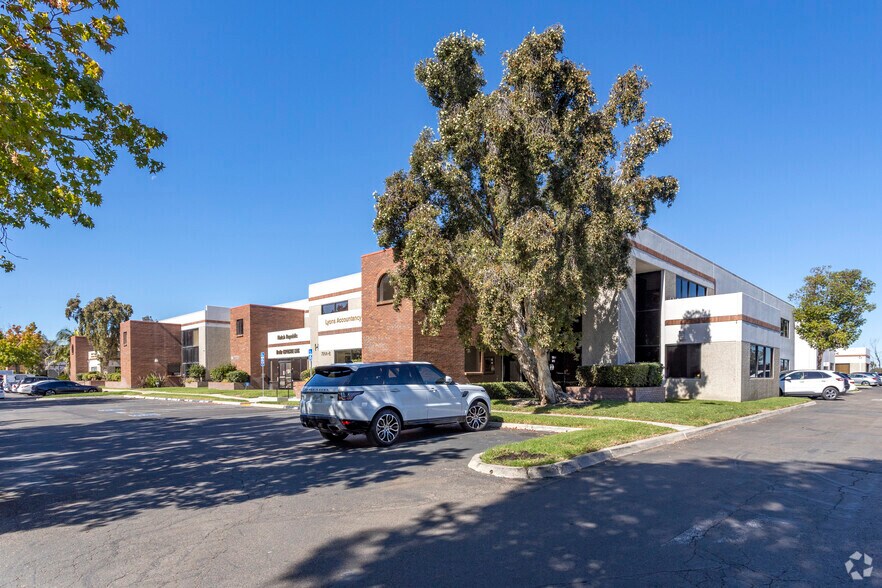 More Photos Of 7964 Arjons Dr, San Diego Light Manufacturing For Lease