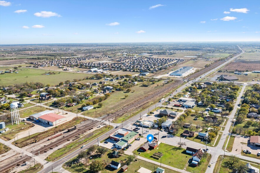 More Photos Of 110 W Bailey St, Ponder Restaurant For Sale