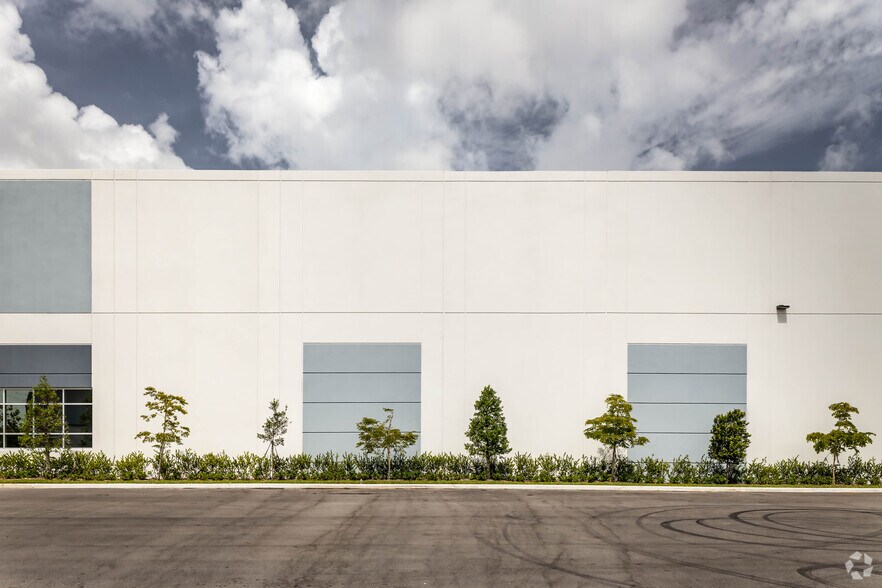 More Photos Of 1720-1738 NW 215th St, Miami Gardens Warehouse For Lease