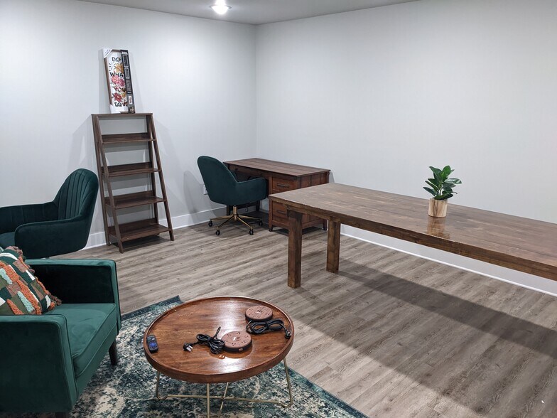 More Photos Of 105 Schumanns Beach Rd, New Braunfels Office For Lease