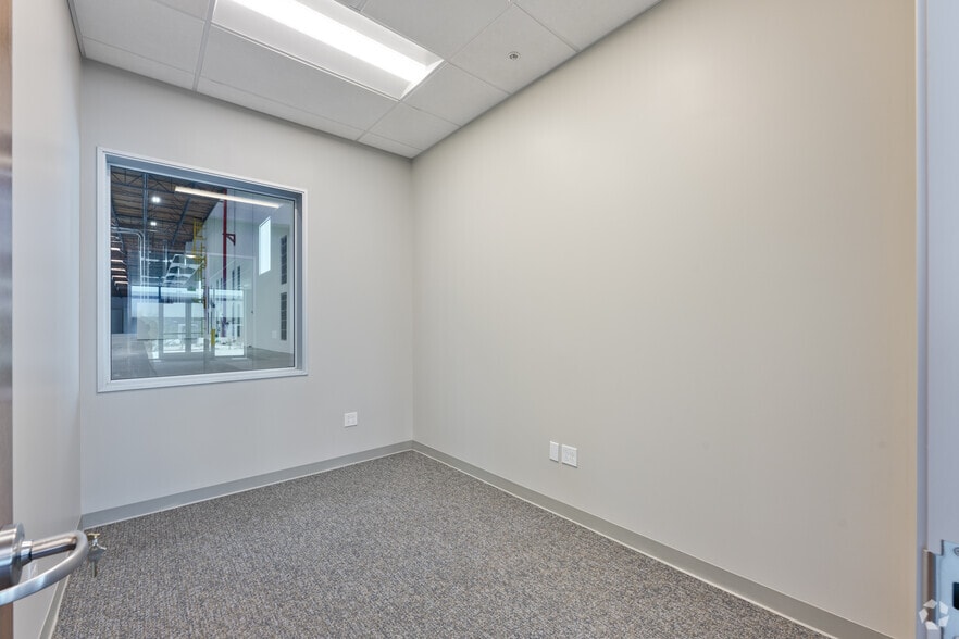 More Photos Of 8130 Caliente Rd, Hesperia Distribution For Lease