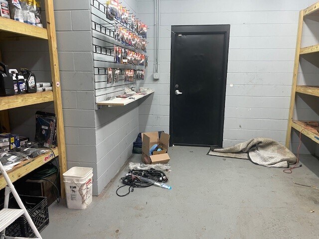 More Photos Of 350 W Brannen Rd, Lakeland Manufacturing For Sale