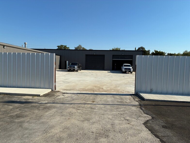More Photos Of 3416-3418 Andtree Blvd, Austin Warehouse For Lease