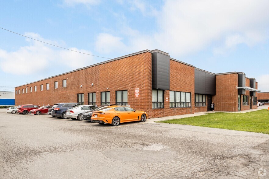 More Photos Of 837-845 Rue Tecumseh, Dollard-des-Ormeaux Warehouse For Lease