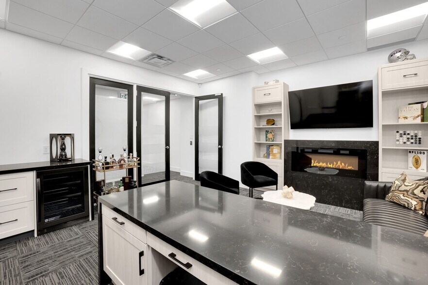 More Photos Of 7611 Pine Valley Dr, Vaughan Storefront Retail Office For Lease