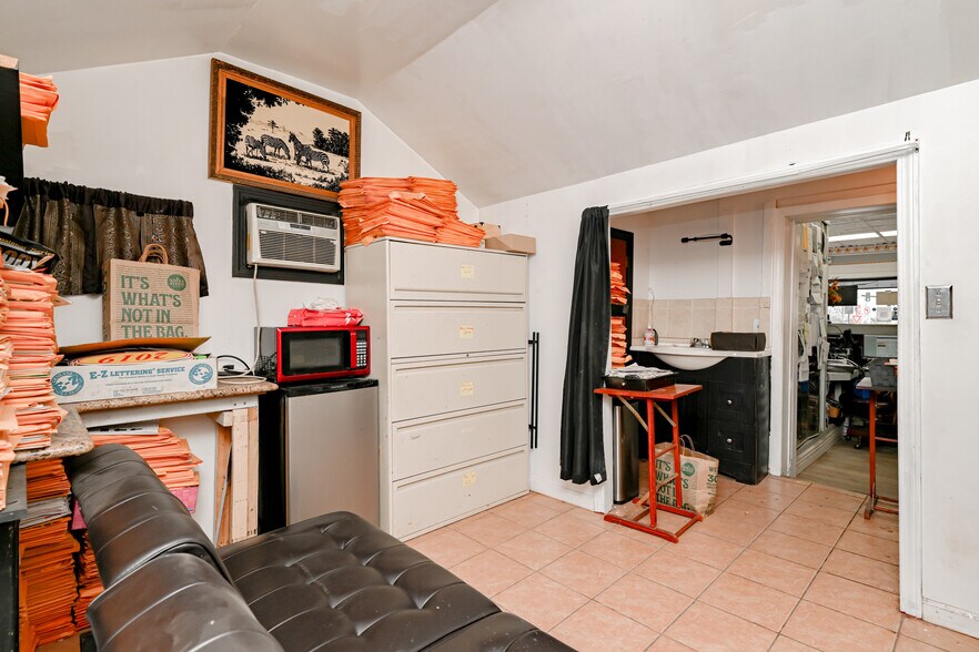 More Photos Of 385 New Park Ave, Hartford Auto Repair For Sale