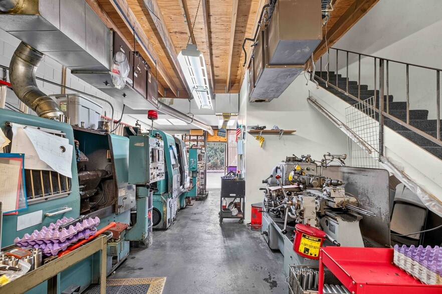 More Photos Of 618 Thompson Ave, Glendale Warehouse For Sale