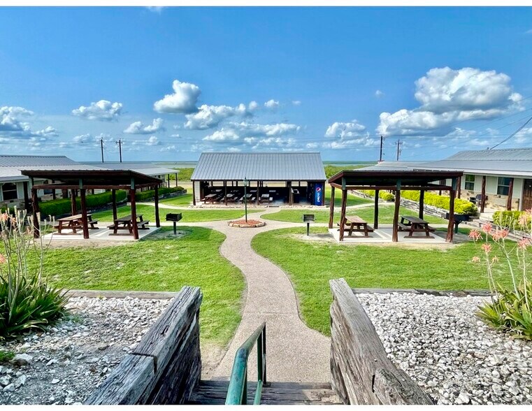 Primary Photo Of 141 Jeff St, Three Rivers Hotel For Sale