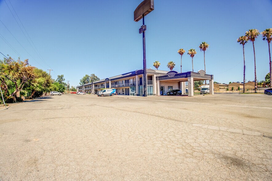 More Photos Of 2700 White Ln, Bakersfield Apartments For Sale