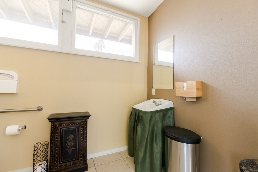 More Photos Of 635 Veile Ave, Beaumont Office For Sale