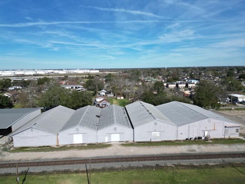 More Photos Of 1050 Detroit Ave, Nederland Distribution For Lease