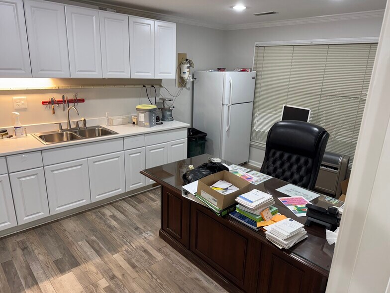 More Photos Of 16 Mills Ave, Greenville Medical For Sale