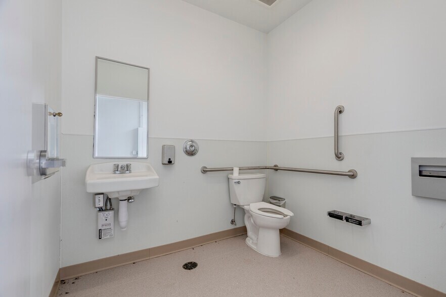 More Photos Of 16889 Chesterfield Airport Rd, Chesterfield General Retail For Lease