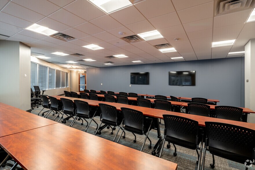 More Photos Of 6160 N Summit Dr, Brooklyn Center Office For Lease