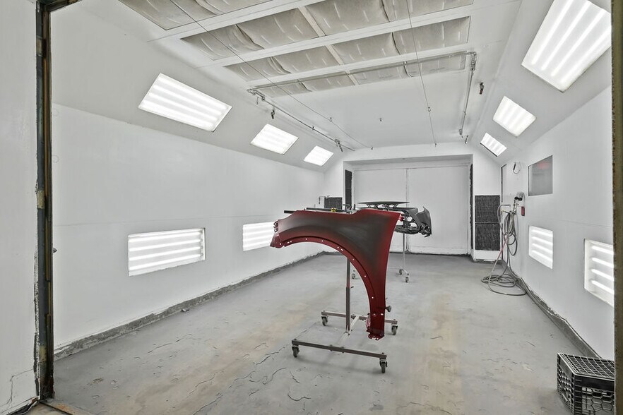 More Photos Of 3 Lower Rd, Lincoln Auto Repair For Sale