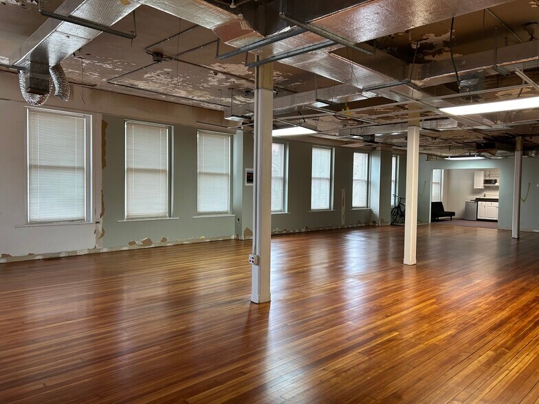 More Photos Of 1138-1140 W Hollins St, Baltimore Storefront Retail Office For Lease