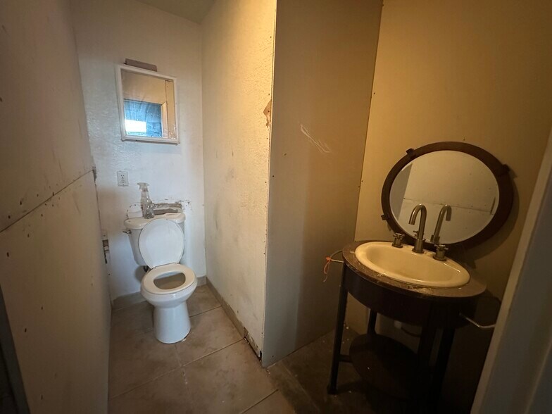 More Photos Of 2117 Taylor St, Hollywood Flex For Lease