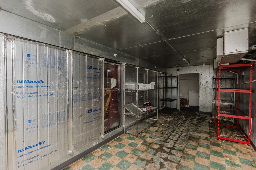 More Photos Of 830 N Kansas Ave, Topeka Bar For Sale