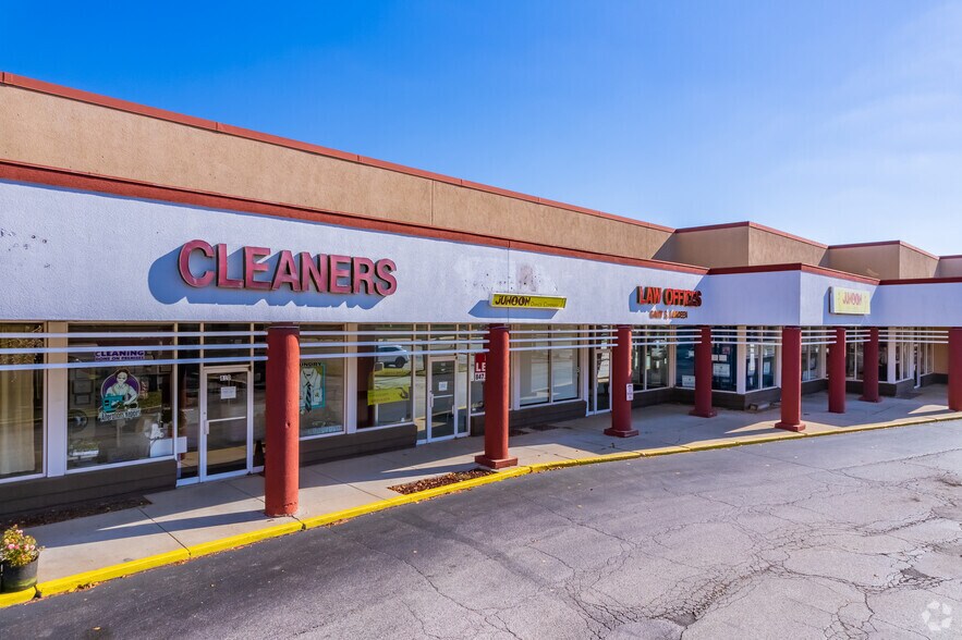 More Photos Of 800-830 E Nerge Rd, Roselle General Retail For Lease