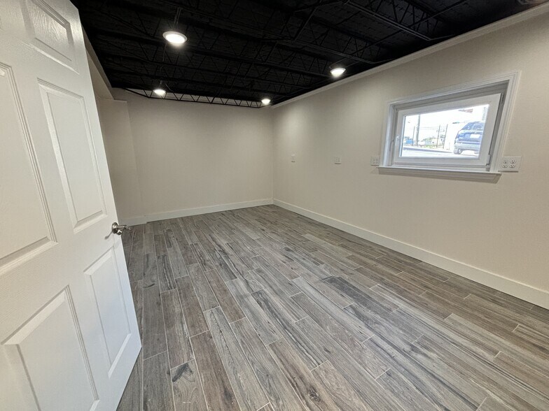 More Photos Of 2070 N Palafox St, Pensacola Movie Radio TVStudio For Lease