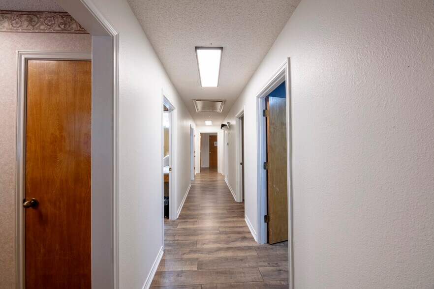 More Photos Of 1005 N Elm St, Denton Office For Lease