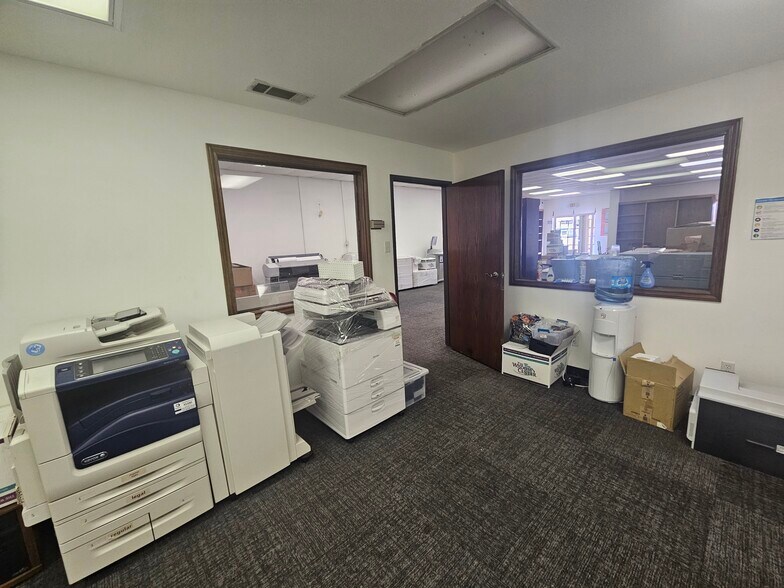 More Photos Of 1261 W Hurst Blvd, Hurst Warehouse For Lease