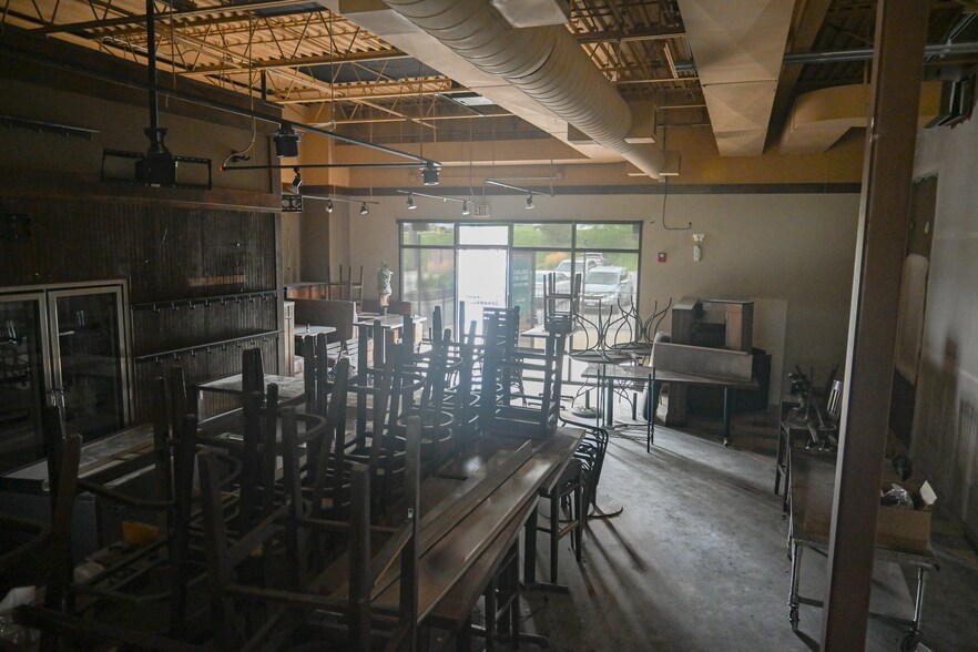 More Photos Of 14126 W Center Rd, Omaha Unknown For Lease