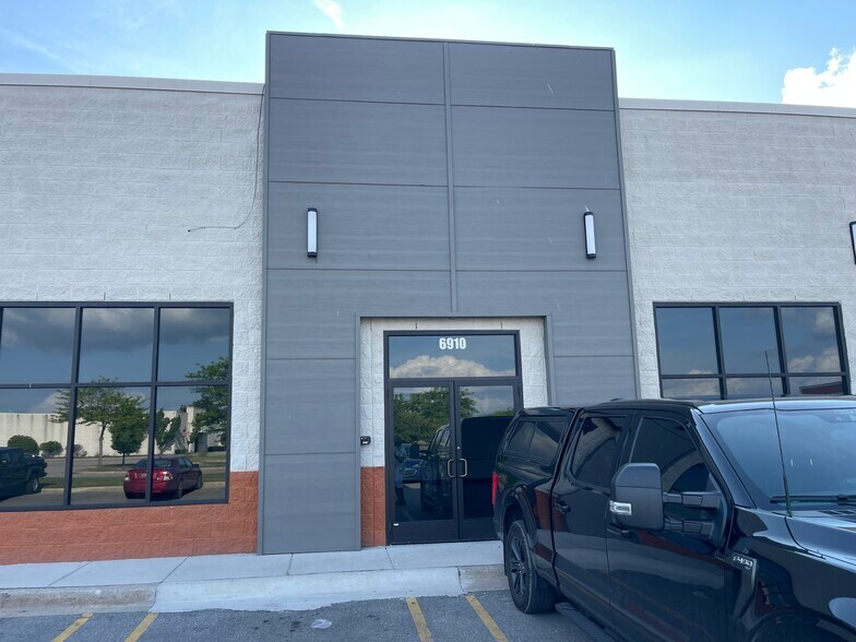 More Photos Of 6914 Eastman Ave, Midland Freestanding For Lease