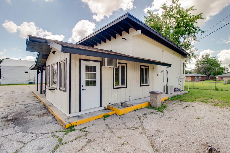 More Photos Of 406 W Carpenter St, Jerseyville Flex For Sale