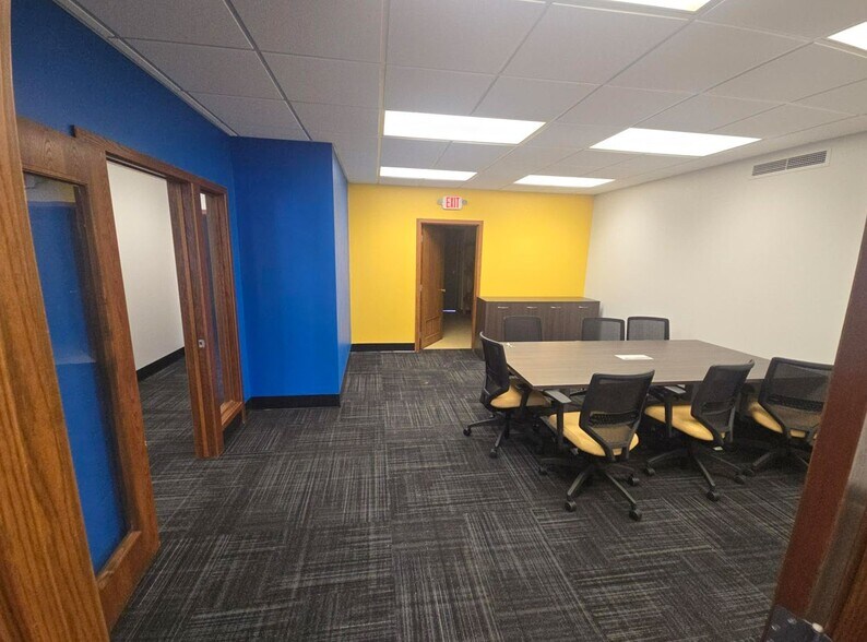 More Photos Of 1261 W Main St, Sun Prairie Office For Lease
