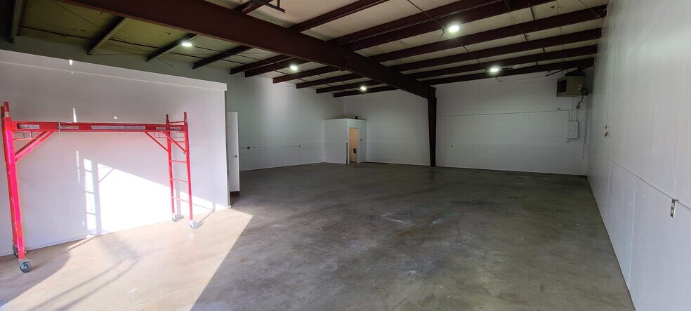 More Photos Of 3359-3399 Hawthorne Ave NE, Salem Warehouse For Lease