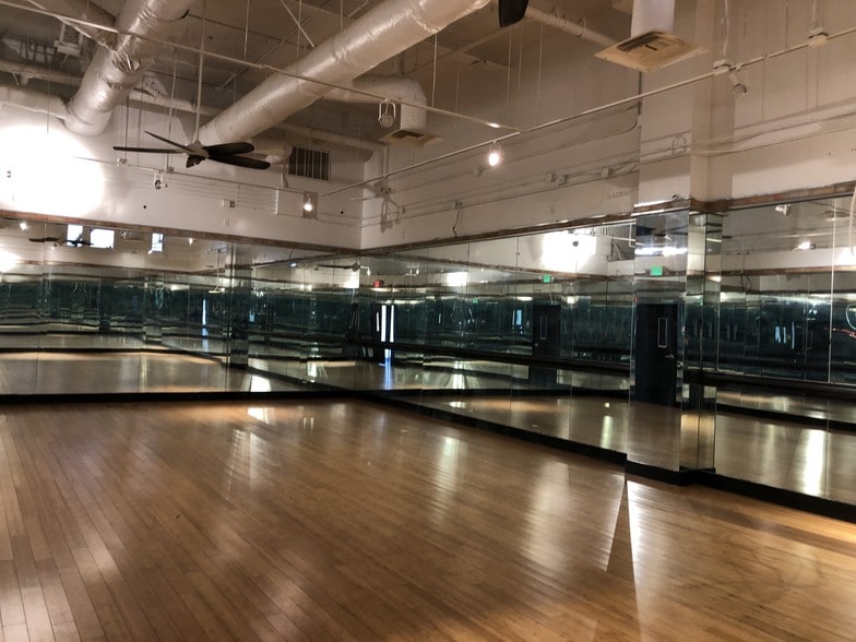 More Photos Of 301 N Main St, Huntington Beach General Retail For Lease