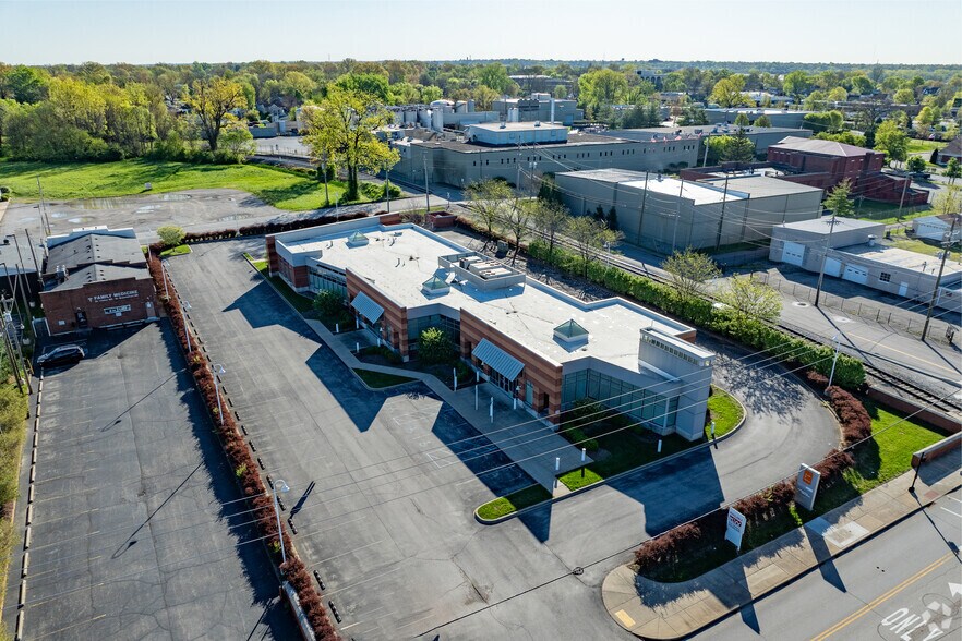 More Photos Of 900 Spring St, Jeffersonville Medical For Lease